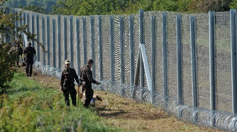 Χτίζει και δεύτερο φράχτη για τους μετανάστες η Ουγγαρία